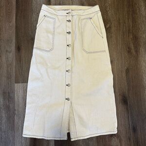 White denim skirt with black contrast stitching 🤍🖤